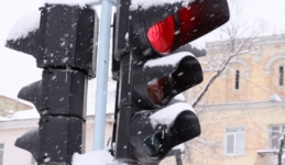 Установленные на улицах Москвы светофоры адаптировали к снегопадам